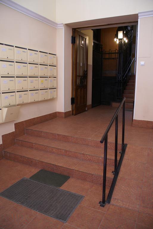 Apartman Door Family